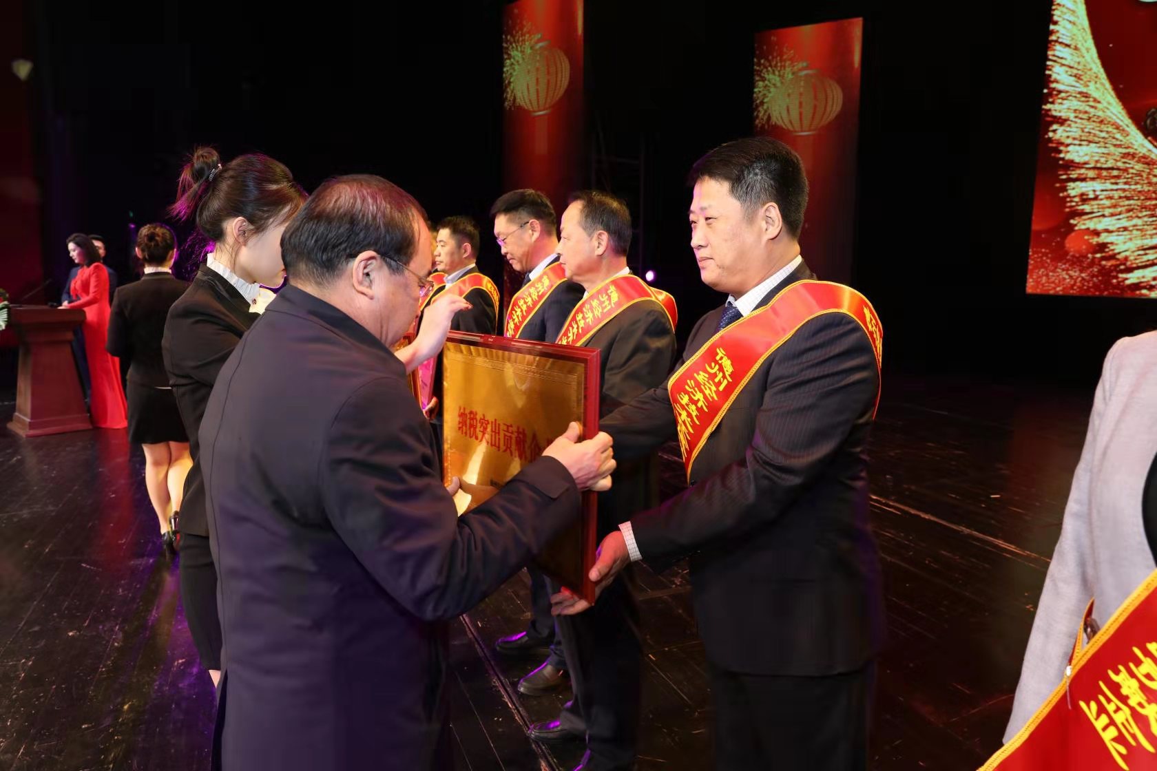 又双叒叕|亚洲熟女乱色综合亚洲图片连续荣获年度“纳税突出贡献企业”