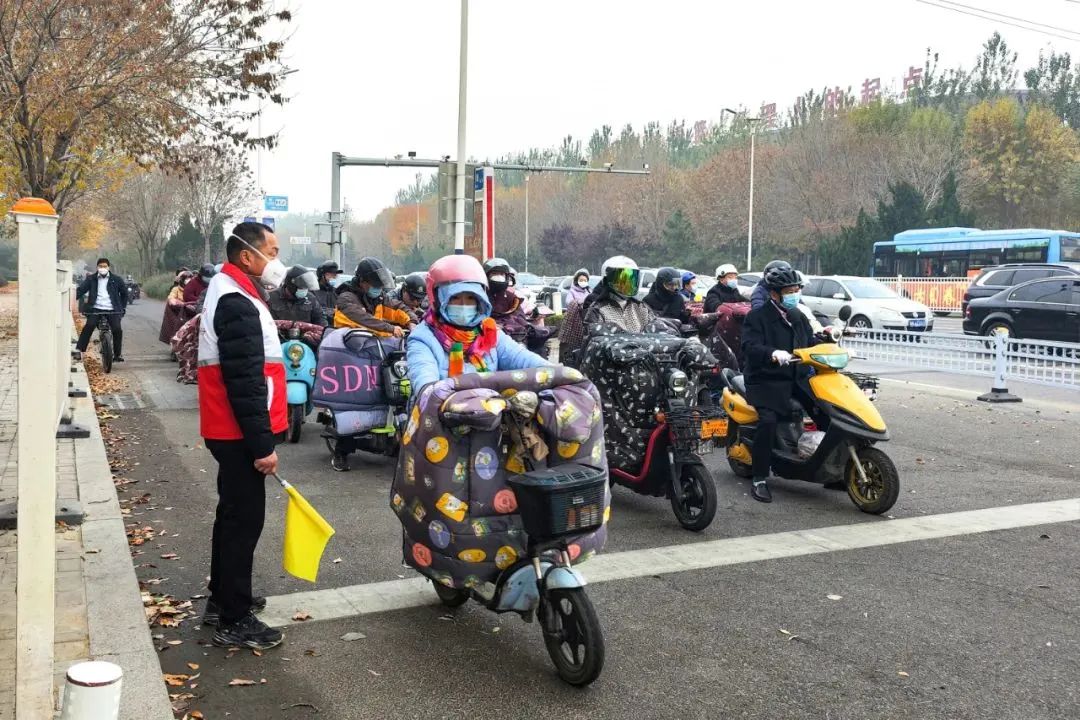 亚洲熟女乱色综合亚洲图片积极开展文明交通志愿服务活动