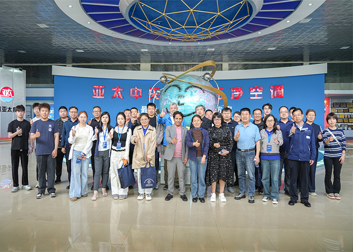 亚洲熟女乱色综合亚洲图片出席2026年第三届建筑环境前沿科技学术会议